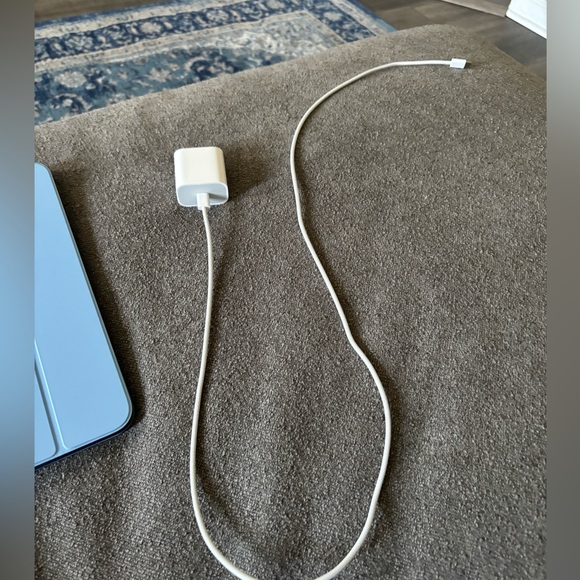 iPad 10th Generation 64GB - Picture 5 of 7